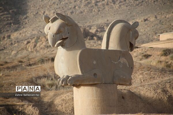 بازدید گردشگران از تخت جمشید در روز شیراز