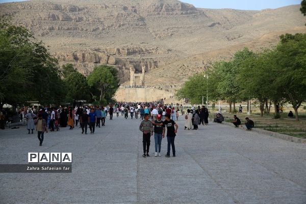 بازدید گردشگران از تخت جمشید در روز شیراز