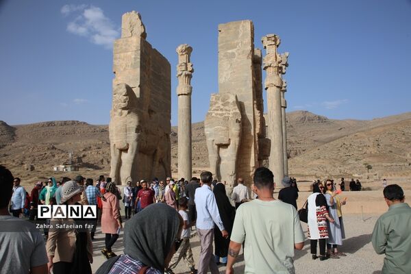 بازدید گردشگران از تخت جمشید در روز شیراز