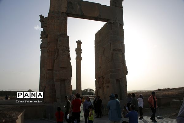 بازدید گردشگران از تخت جمشید در روز شیراز
