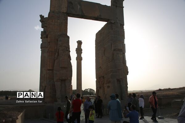 بازدید گردشگران از تخت جمشید در روز شیراز