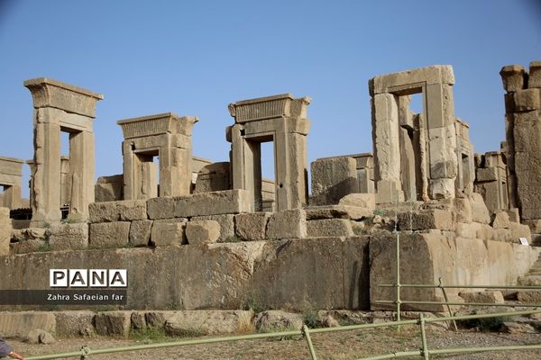 بازدید گردشگران از تخت جمشید در روز شیراز