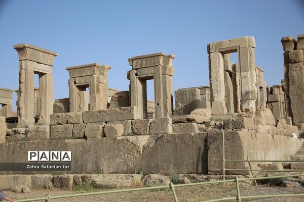 بازدید گردشگران از تخت جمشید در روز شیراز