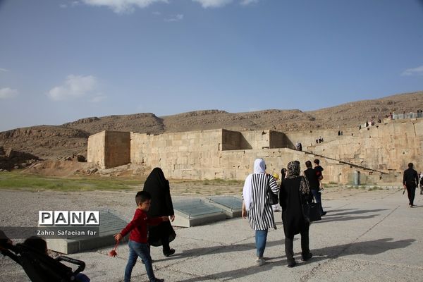 بازدید گردشگران از تخت جمشید در روز شیراز