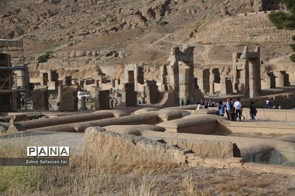 بازدید گردشگران از تخت جمشید در روز شیراز