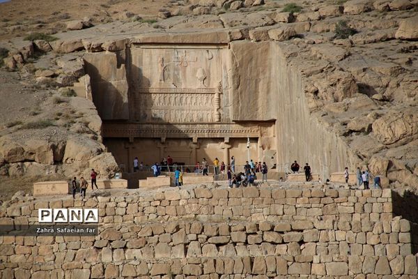 بازدید گردشگران از تخت جمشید در روز شیراز