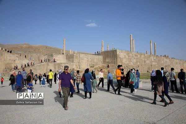 بازدید گردشگران از تخت جمشید در روز شیراز