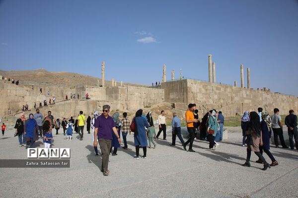 بازدید گردشگران از تخت جمشید در روز شیراز