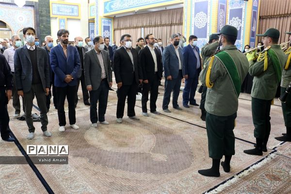 غبارروبی مزار شهدا به مناسبت هفته معلم