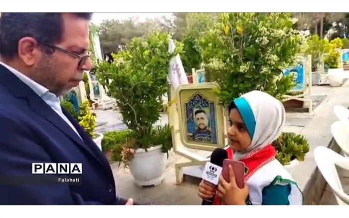 گفت‌وگو با معاون پرورشی و تربیت‌بدنی اداره آموزش و پرورش ناحیه 3 استان اصفهان در مراسم غبارروبی گلزار شهدا/فیلم