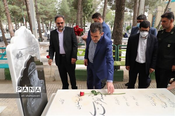 آیین غبارروبی و گلباران مزار مطهر شهدا به‌مناسبت هفته بزرگداشت مقام معلم