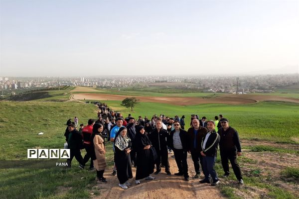 کوهپیمایی فرهنگیان بسیجی به‌مناسبت گرامیداشت هفته معلم در ارومیه