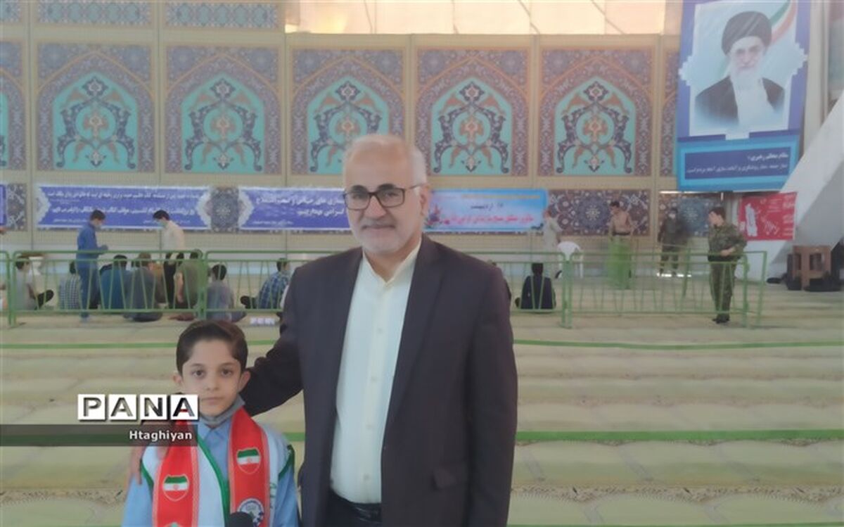 گفت‌وگو با معاون پژوهش، برنامه‌ریزی و توسعه منابع اداره‌کل آموزش‌ و پرورش استان اصفهان در مراسم نماز جمعه /فیلم