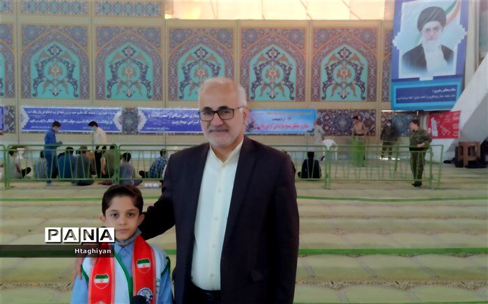 گفت‌وگو با معاون پژوهش، برنامه‌ریزی و توسعه منابع اداره‌کل آموزش‌ و پرورش استان اصفهان در مراسم نماز جمعه /فیلم