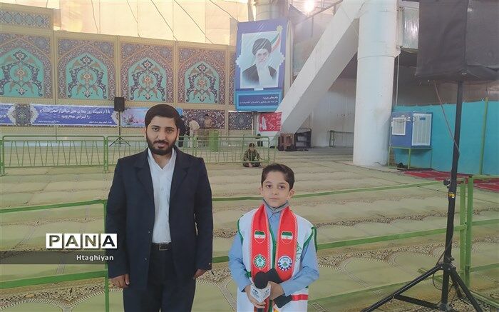 گفت‌وگو با کارشناس اطلاع‌رسانی و روابط عمومی اداره‌کل آموزش و پرورش استان اصفهان در مراسم نماز جمعه/فیلم