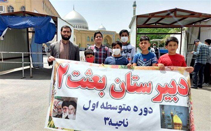 حضور دانش‌آموزان در نماز جمعه قم همزمان با هفته معلم