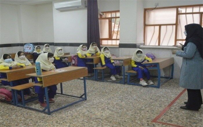معلم تعامل آگاهانه و سازنده میان دانش‌آموزان ایجاد می‌کند
