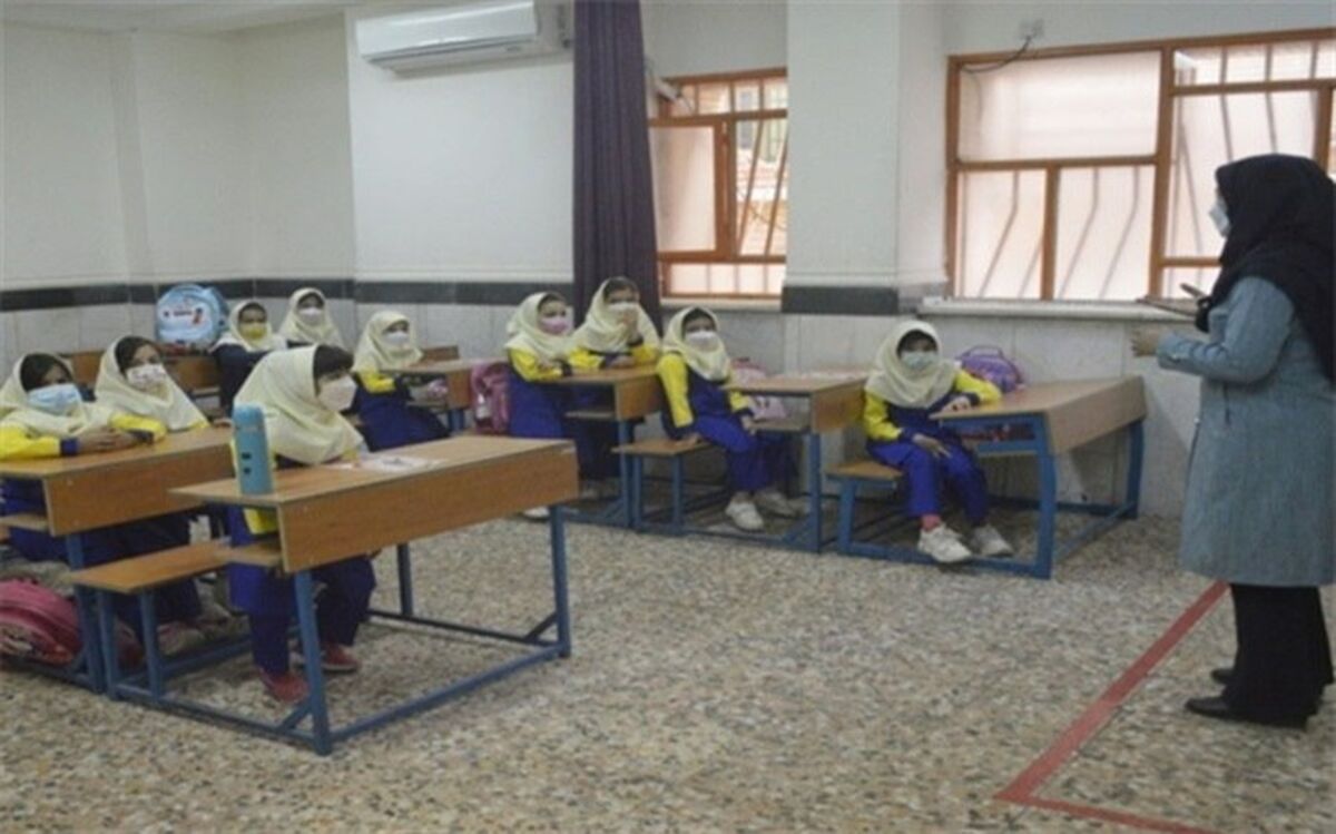 معلم تعامل آگاهانه و سازنده میان دانش‌آموزان ایجاد می‌کند