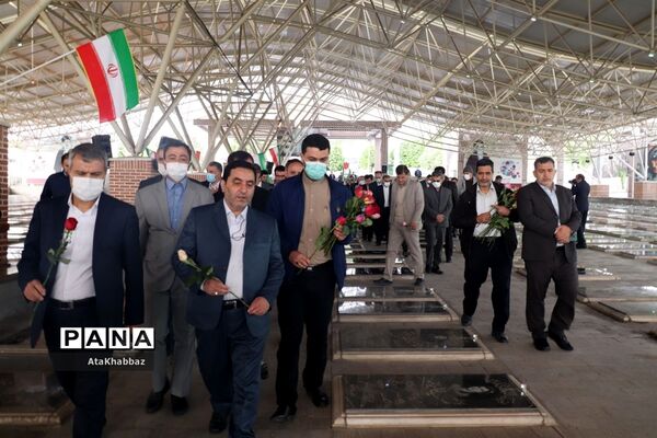 عطرافشانی و غبارروبی گلزارشهدای تبریز