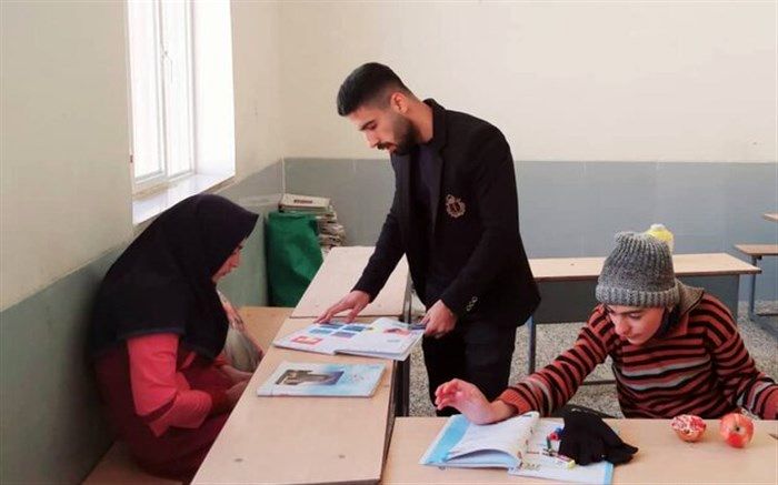 معلمی که دانش‌آموزان را از «چادر» به «مدرسه» می‌برد