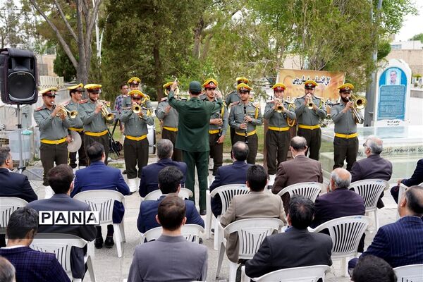 مراسم گل افشانی و غبار روبی مزار شهدای فرهنگی و دانش‌آموز در  اصفهان