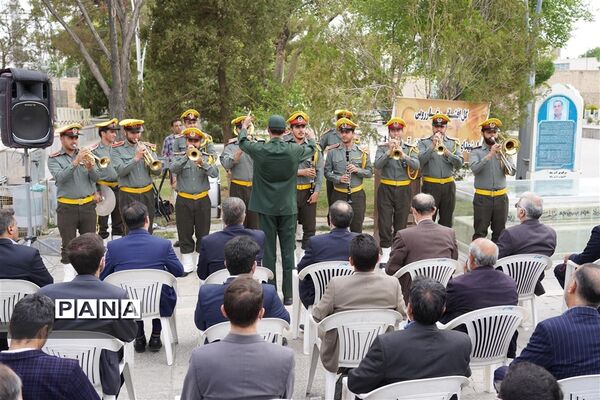 مراسم گل افشانی و غبار روبی مزار شهدای فرهنگی و دانش‌آموز در  اصفهان
