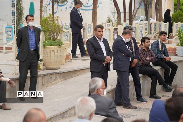مراسم گل افشانی و غبار روبی مزار شهدای فرهنگی و دانش‌آموز در  اصفهان