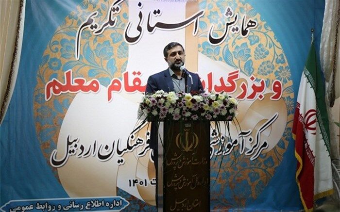 دولت بدون کارهای نمایشی دغدغه معلمان را پیگیر است