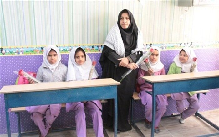 معلمان بسیجی در سنگر مدرسه تفکر بسیجی را اشاعه می‌دهند