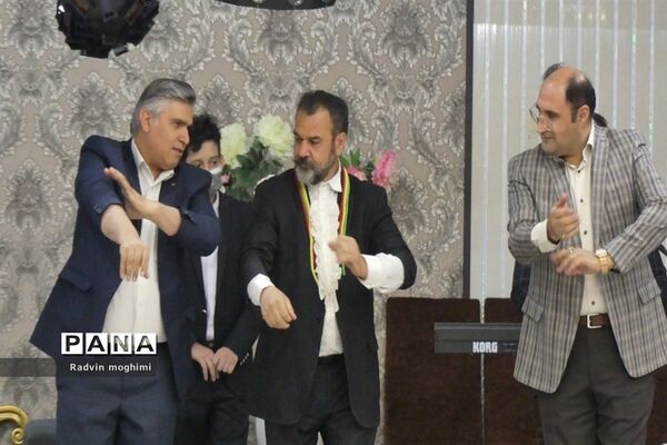 آیین تجلیل از دبیران دبیرستان حربن ریاحی منطقه ۱۳
