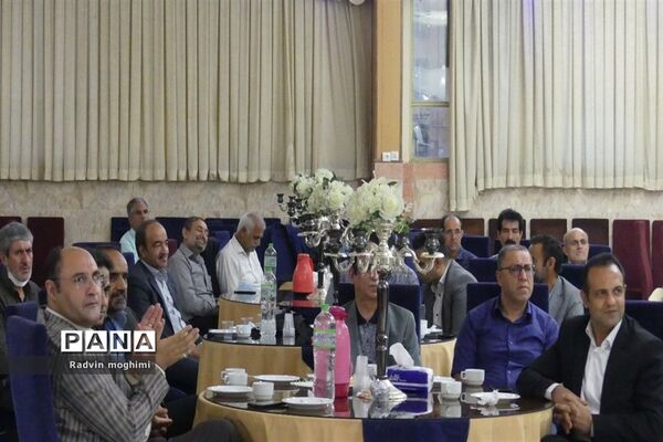 آیین تجلیل از دبیران دبیرستان حربن ریاحی منطقه ۱۳