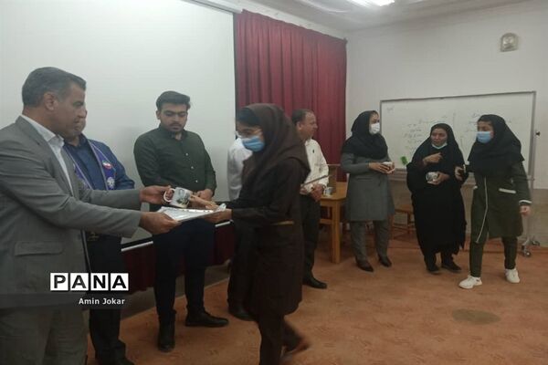 تجلیل از مربیان و دانش‌آموزان پیشتاز شهرستان اِوَز