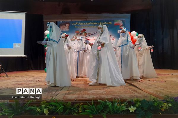 مراسم سپاس مربی و تجلیل از معلمان نمونه شهرستان کازرون