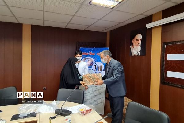 تجلیل از مراقبان سلامت منطقه ۱۳ در هفته سلامت