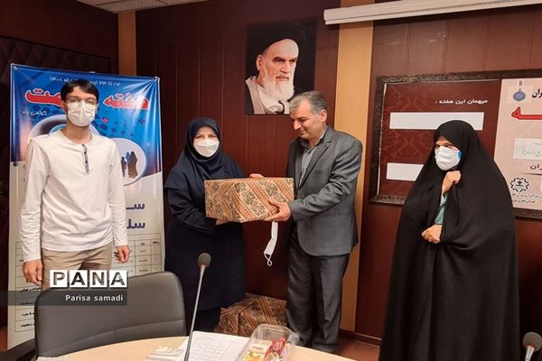 تجلیل از مراقبان سلامت منطقه ۱۳ در هفته سلامت