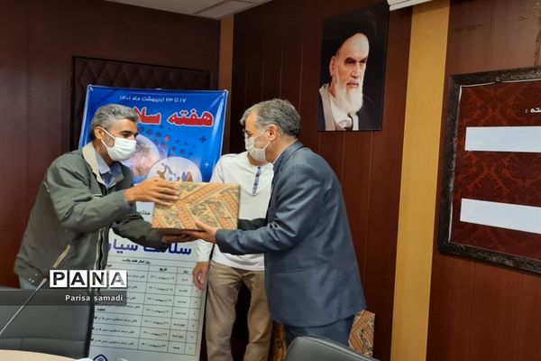 تجلیل از مراقبان سلامت منطقه ۱۳ در هفته سلامت