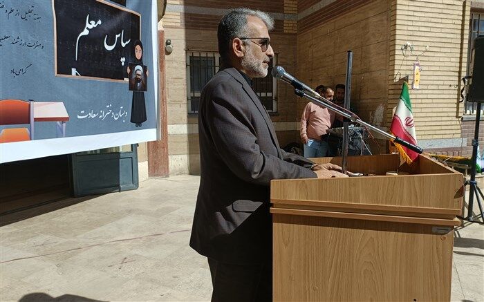 خداوند  به قلم سوگند یاد کرده و قلم دردست معلمان است