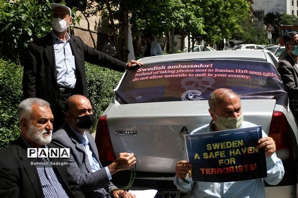 تجمع خانواده قربانیان عملیات های تروریستی مقابل سفارت سوئد