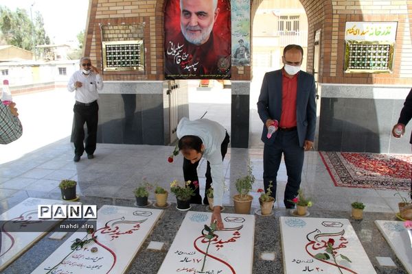 عطر افشانی و غباروبی مزار شهدای فرهنگی و گمنام شهرستان بهبهان