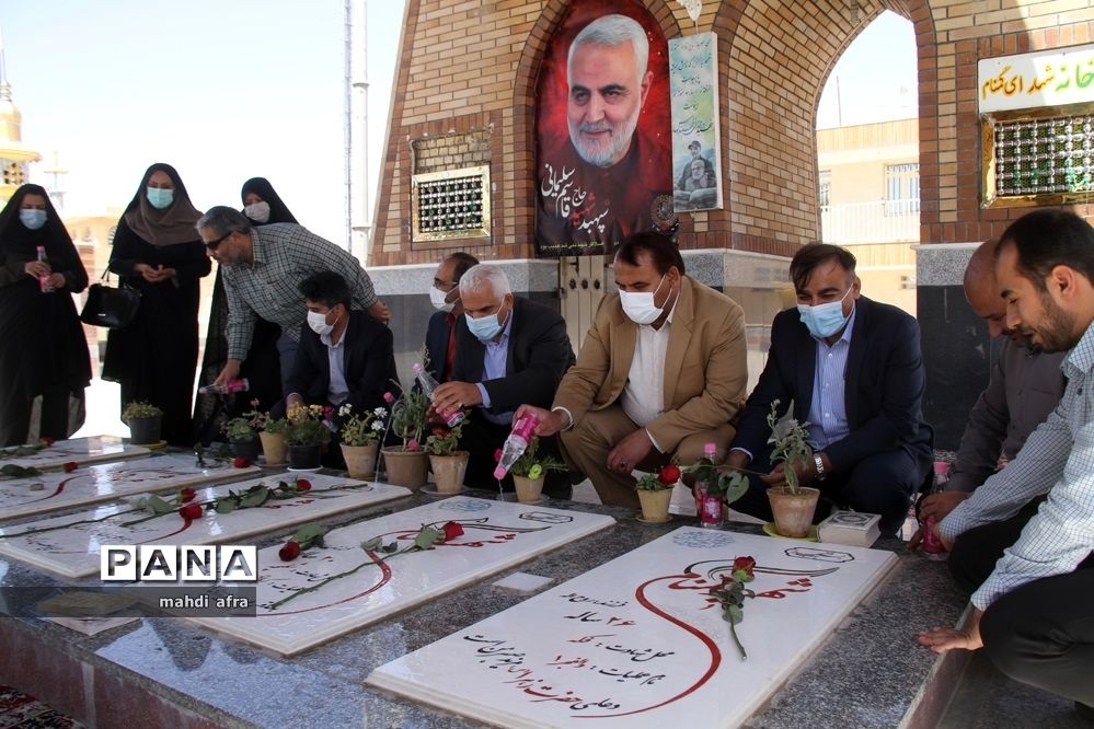 عطر افشانی و غباروبی مزار شهدای فرهنگی و گمنام شهرستان بهبهان