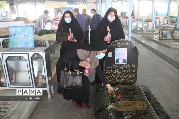 عطر افشانی و غباروبی مزار شهدای فرهنگی و گمنام شهرستان بهبهان