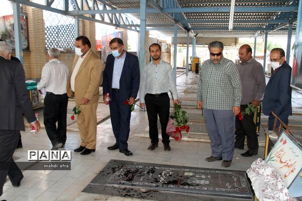 عطر افشانی و غباروبی مزار شهدای فرهنگی و گمنام شهرستان بهبهان