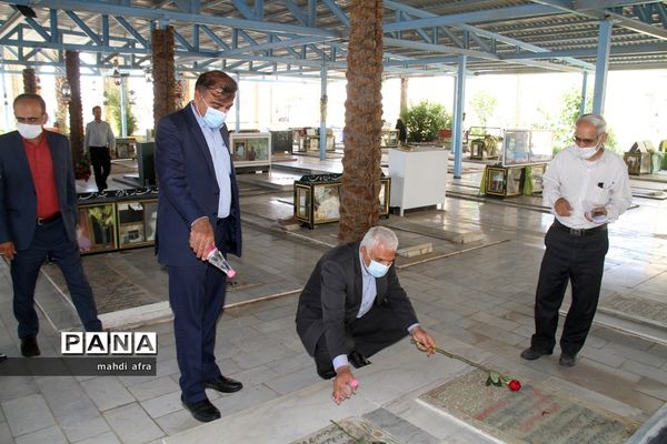 عطر افشانی و غباروبی مزار شهدای فرهنگی و گمنام شهرستان بهبهان