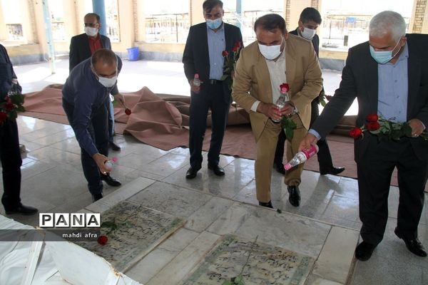 عطر افشانی و غباروبی مزار شهدای فرهنگی و گمنام شهرستان بهبهان