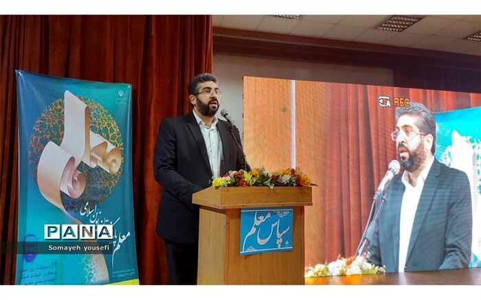 معلم جهادگر در حال مبارزه با جهل و نادانی است