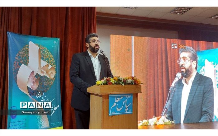 معلم جهادگر در حال مبارزه با جهل و نادانی است