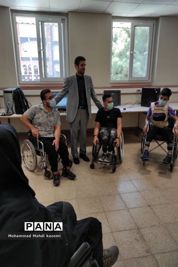 بازدید رئیس اداره آموزش وپرورش استثنایی شهر تهران از مدرسه استثنایی سروش به مناسبت روز معلم