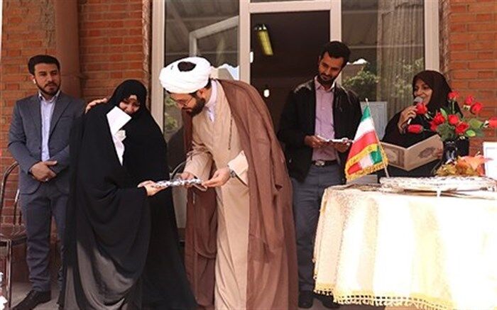 تجلیل از دانش‌آموزان نمونه اخلاقی و دینی  در مدارس