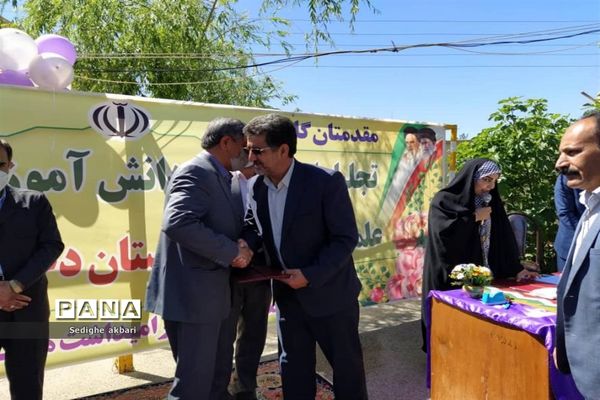 تجلیل از معلمان و دانش‌آموزان برتر دبیرستان دخترانه نمونه الزهرا یاسوج