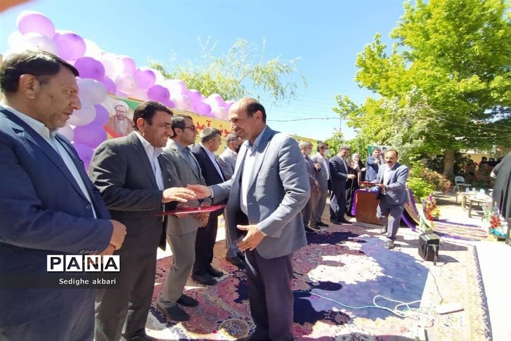 تجلیل از معلمان و دانش‌آموزان برتر دبیرستان دخترانه نمونه الزهرا یاسوج